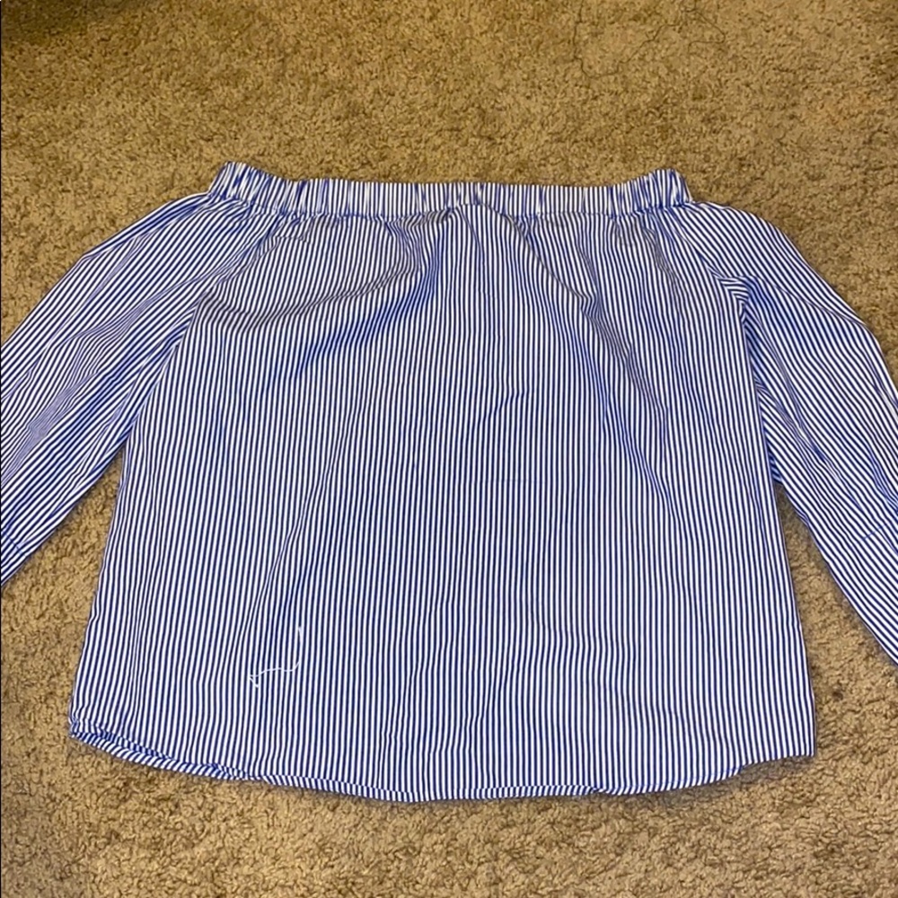 Off shoulders shirt